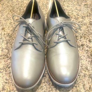 Cole Haan original grand sz 8.5B like new . Silver gray leather little sparkle.